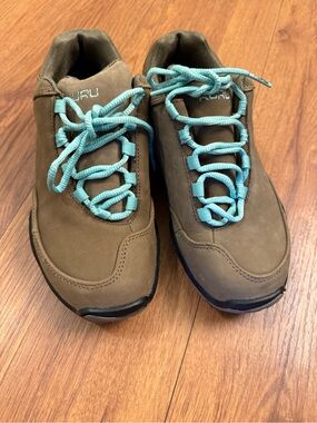 KURU Women's Brown Athletic Shoes with Aqua Laces